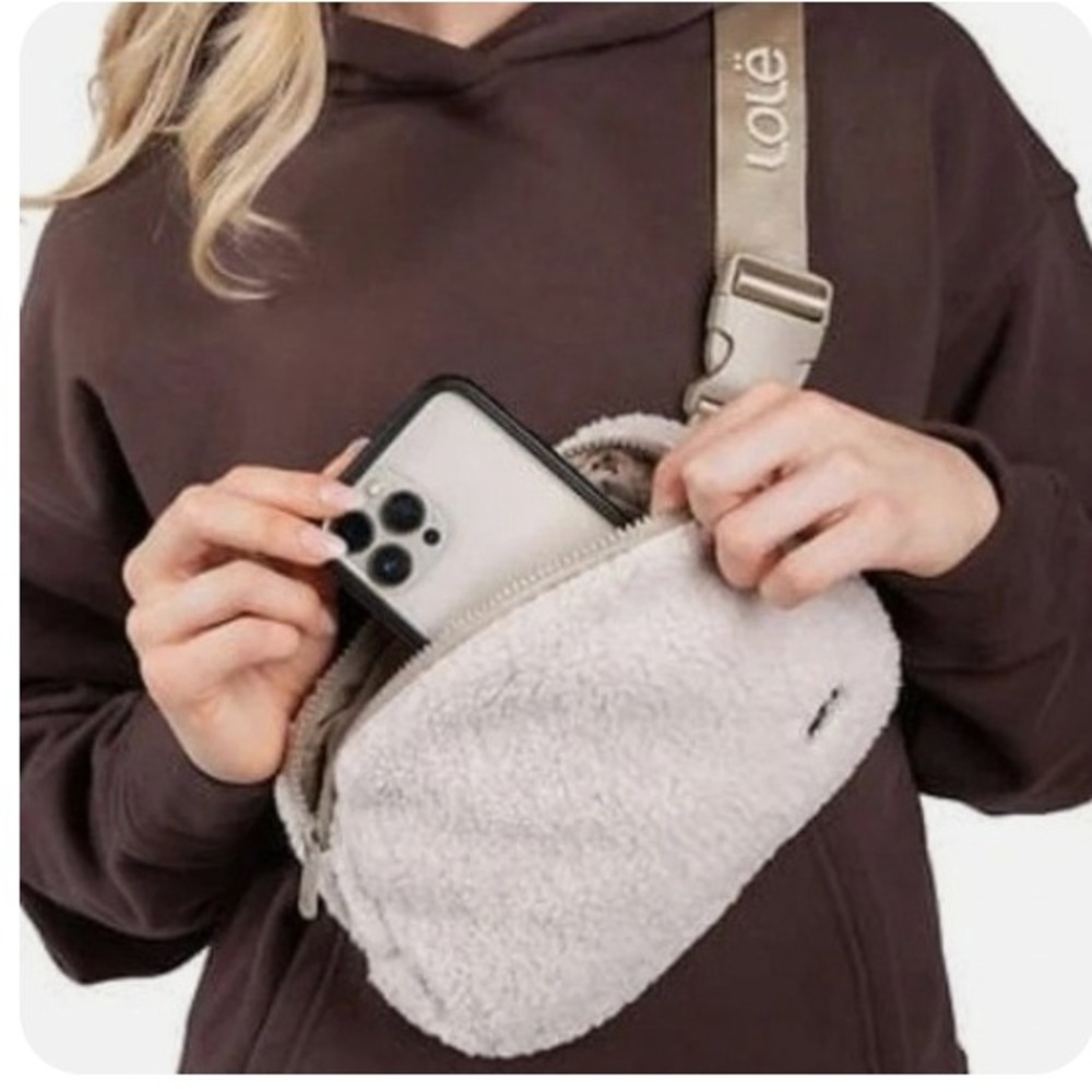 Lole Fleece‎ Belt Bag Waist Pack Crossbody Bag Fuzzy Sherpa Zippered Pockets